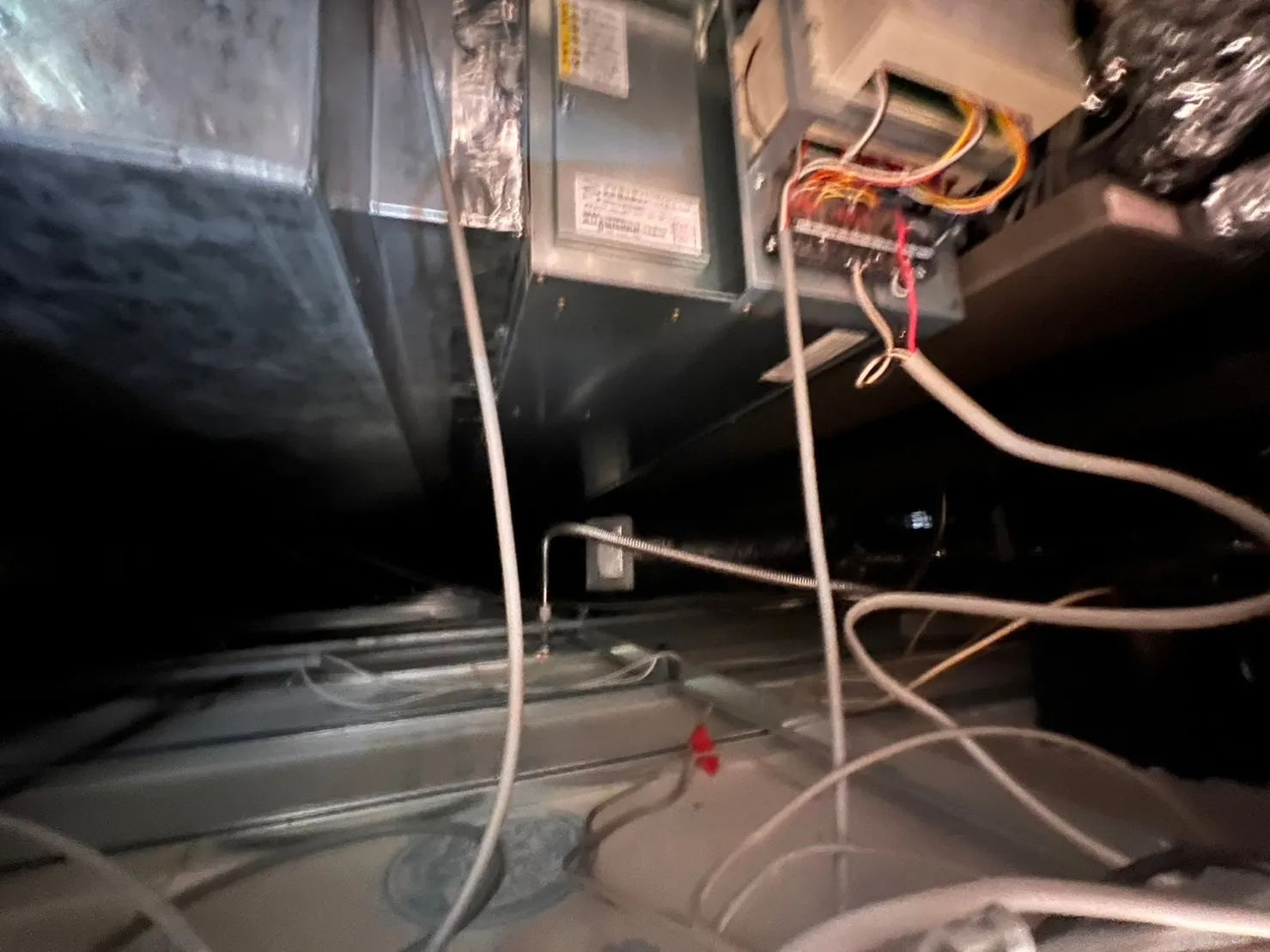 某アパレルショップの業務用エアコンの不調/現場調査